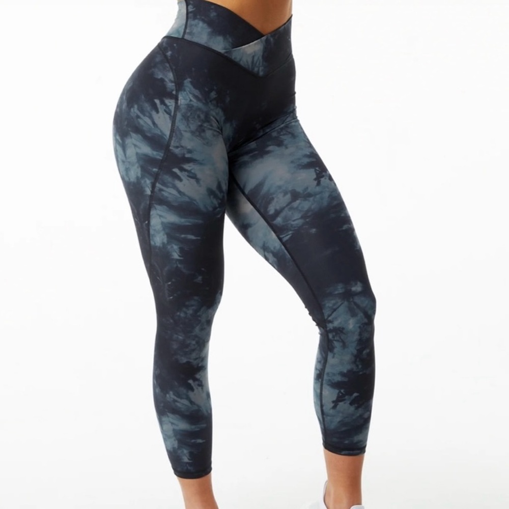 Alphalete women’s surface power leggings 27” black oil stain